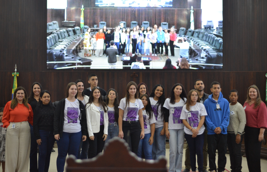 Vencedores do concurso de redação do Programa Paraná Lilás visitam o TJPR