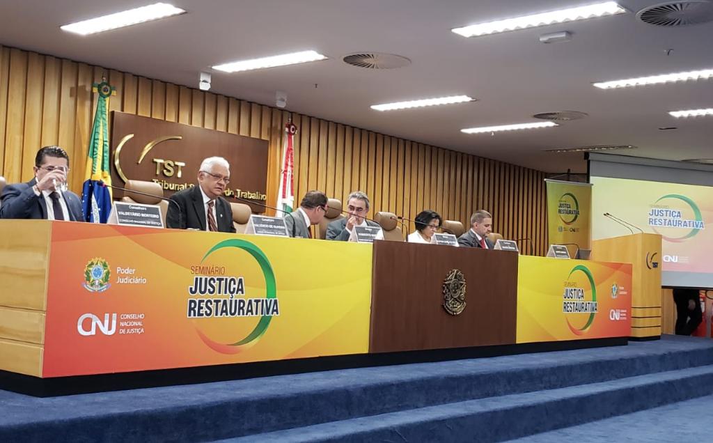 Na foto: da direita para esquerda Conselheiro Valtércio Ronaldo Oliveira (CNJ), Conselheira Daldice Maria Santana de Almeida (CNJ), Desembargador José Laurindo de Souza Netto (TJPR), Mariele Zanco Laismann (TJPR), Dr. Marcelo Salmasso (TJSP) e Dr. Anderson Ricardo Fogaça (TJPR).
