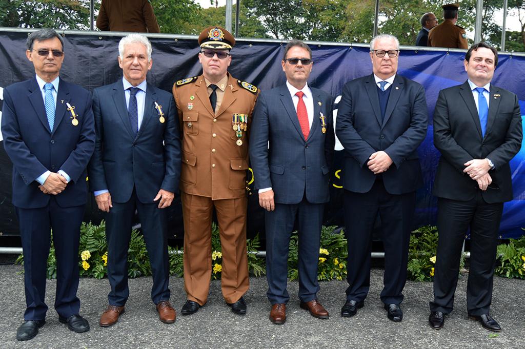 Legenda Des. Arquelau Araújo Ribas; Des. Renato Braga Bettega; Comandante-Geral da PMPR, Coronel Maurício Tortato; Des. Luiz Fernando Keppen, Des. Antonio Loyola e Des. Domingos da Fonseca. Foto: Assessoria de Imprensa PMPR.