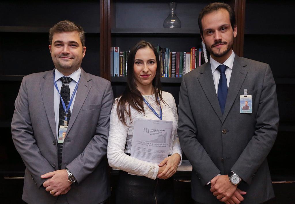 Legenda Thiago Romualdo, Izabel Vieira Szeremeta e Thiago Martini Ribeiro Pinto, servidores do Tribunal de Justiça. Foto: IRWL.