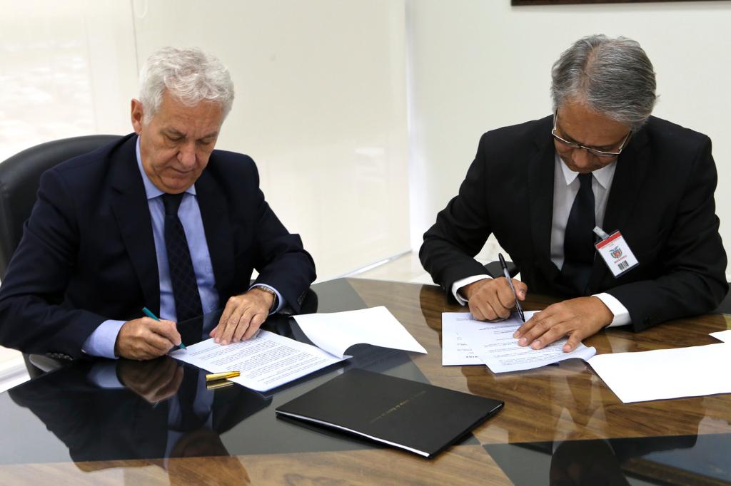 Legenda Presidente do TJ-PR, Des. Renato Braga Bettega e o Defensor Público do Paraná, Sérgio Roberto Parigot de Souza. Foto: IRWL
