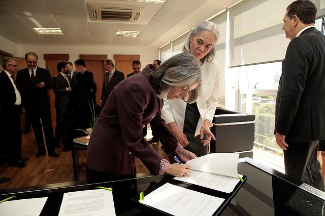 Legenda Presidente do Conselho Nacional de Justiça e Supremo Tribunal Federal, Ministra Cármen Lúcia assina o termo de cooperação técnica junto com a presidente da Escola Nacional de Formação e Aperfeiçoamento de Magistrados (ENFAM), ministra Maria Thereza de Assis Moura.FOTO: Luiz Silveira/Agência CNJ