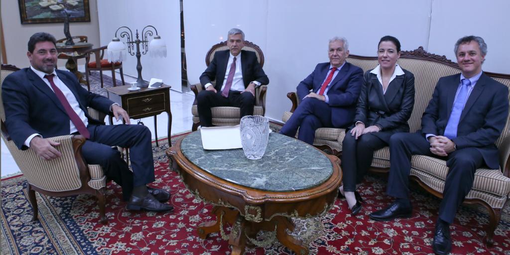 Legenda Pedro Corat, Juiz de Direito da 12ª Vara Criminal de Curitiba; Arnaldo Hossepian, Conselheiro do CNJ; Desembargador Renato Braga Bettega, Presidente do TJ-PR; Luciana da Veiga Oliveira, Juíza Federal e Coordenadora do Comitê Executivo da Saúde no Paraná; e João Pedro Gebran Neto, Desembargador do TRF-4. Crédito: IRWL.