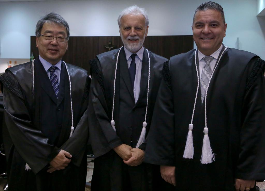 Legenda Atual corregedor do TRE-PR, Desembargador Luiz Taro Oyama, Desembargador Gilberto Ferreira (Corregedor eleito) e Desembargador Adalberto Xisto Pereira, presidente do TRE-PR. Foto: IRWL.