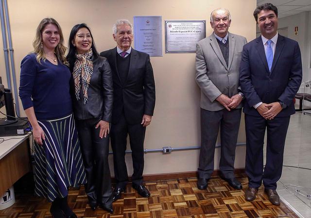 Legenda Letícia Guimarães, juíza supervisora do Juizado PUC-Cajuru; Des. Lidia Maejima, 2ª Vice-Presidente do TJPR; Des. Renato Braga Bettega, Presidente do TJPR; Waldemiro Gremski, Reitor da PUCPR; e Eduardo Agostinho, Professor Decano de Direito da PUCPR.
