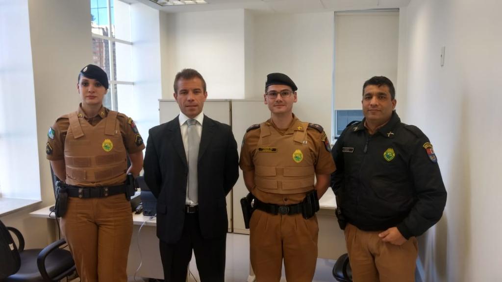 Legenda Na foto - da esquerda para a direita: Soldado Kelly, Dr. César Ghizoni, Tenente Anderson e Soldado Sopzak