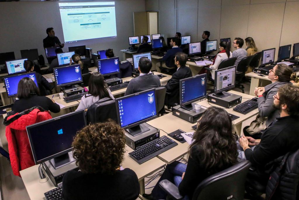 Servidores de gabinetes de Desembargadores são treinados para a utilização da Sessão Digital. Foto: IRWL