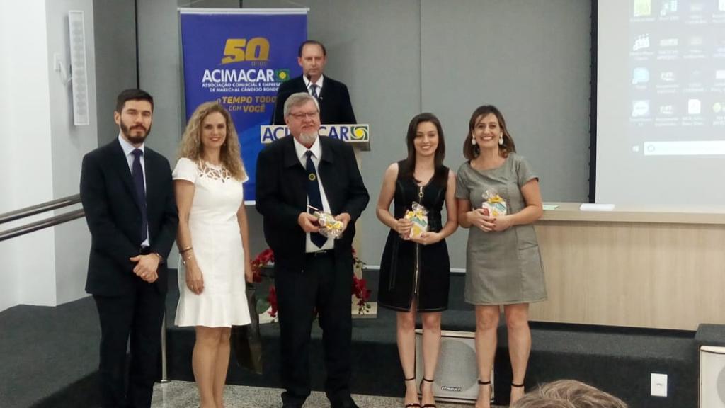 Legenda O juiz de Direito da Vara de Família, Infância e Juventude da Comarca, Renato Cigerza, ao lado da equipe que trabalha no projeto.