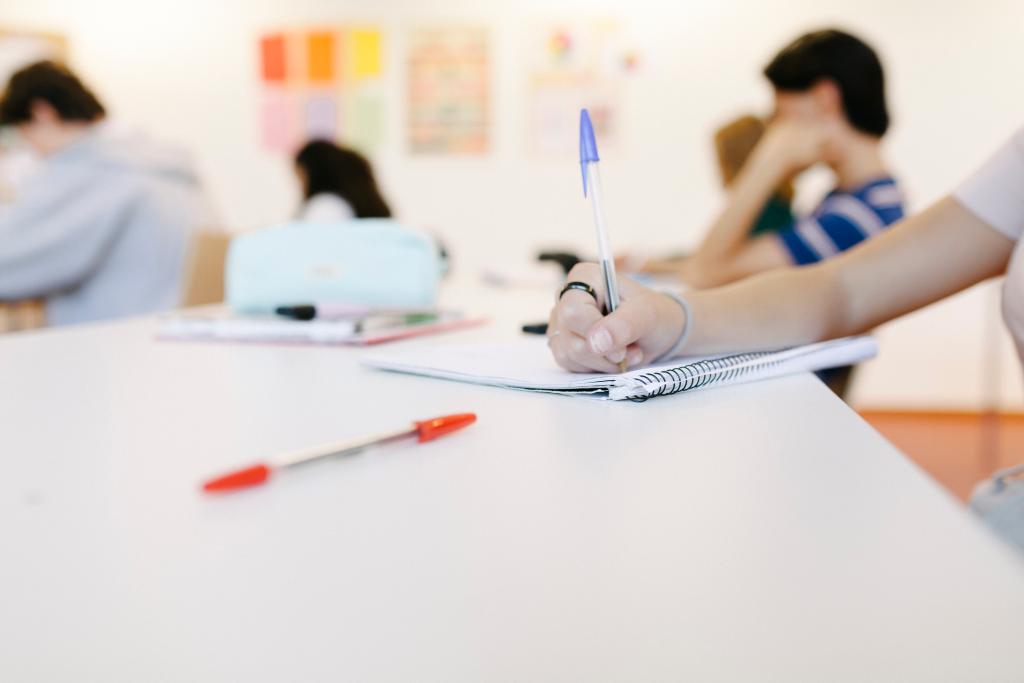 Projeto Pesquisa-Ação nas Escolas promove palestra sobre violência doméstica