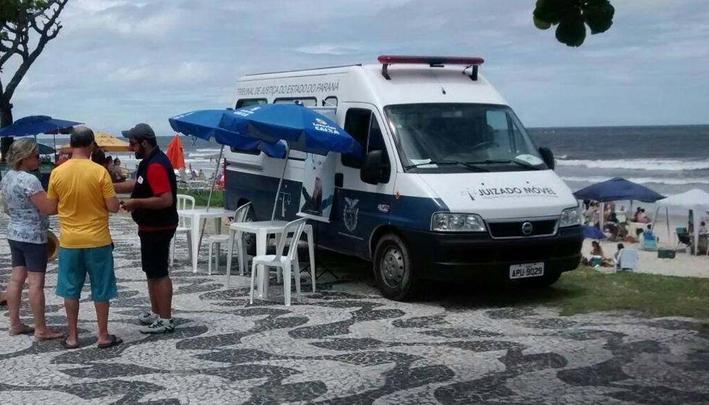 Legenda Juizado Móvel percorre as praias paranaenses. Foto: 2ª Vice-presidência TJ-PR.