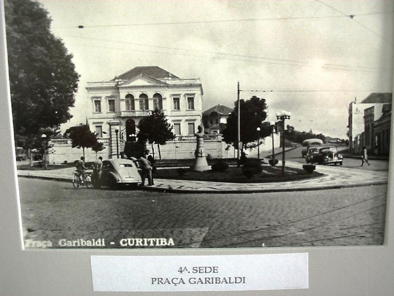 4ª Sede do Tribunal de Justiça - Lozalizada na Praça Garibaldi no Largo da Ordem com a denominação de Sociedade Garibaldi. 
A Sociedade Garibaldi, fundada em 1883, nasceu da idéia de se congregar, sob um mesmo ideal, os imigrantes italianos em Curitiba. O mesmo ideal que levou Giuseppe Garibaldi a lutar pela Revolução Farroupilha (1839-1841) no Brasil e pela unificação da Itália. Na prática, a Sociedade permitia compartilhar interesses e necessidades entre os italianos em Curitiba.
A Sede da Sociedade Garibaldi, na Praça Garibaldi, em Curitiba, foi projetada por Ernesto Guaita, engenheiro e agente consular da Itália.
O Palácio, iniciado em 1887, foi concluído em 1904. A fachada, em estilo neo-clássico, só ficou pronta em 1932, uma obra do arquiteto João de Mio, o mesmo arquiteto da Igreja de São Pedro.
Em 1943, durante a Segunda Guerra Mundial, o Palácio foi desapropriado pelo governo e somente devolvido à Sociedade em 1962. Em 1988, o Palácio Giuseppe Garibaldi foi tombado pelo Patrimônio Histórico e Artístico do Paraná, mas continua como sede da Sociedade Garibaldi.