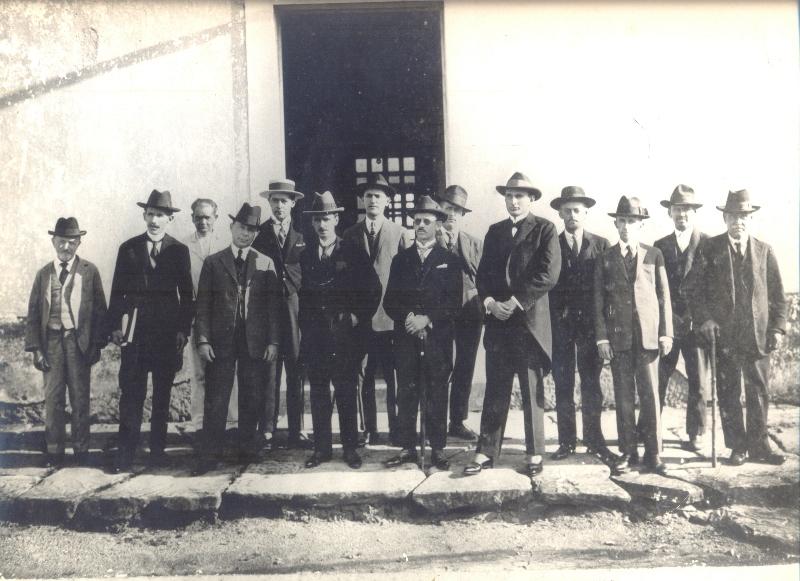 Audiência de encerramento da Correição realizada na comarca da Lapa em 19 de fevereiro de 1925.
Sendo o Des. Clotário Portugal o primeiro Corregedor Geral da Justiça, esta deve ter sido um das primeiras, ou talvez a primeira correição geral realizada no interior do estado.
Na fotografia, da esquerda para a direita: Frederico Ritzmann - Juiz Distrital;
                                                                   Luiz Cercal - Secretário da Corregedoria;
                                                                   João Virgílio Rodrigues - Carcereiro;
                                                                   Dr. Eduardo dos Santos Lima - Prefeito Municipal;
                                                                   Ovídio Domingues dos Santos - Escrivão do Cível;
                                                                   Des. Clotário de Macedo Portugal - Corregedor;
                                                                   Naby Mansur Paraná - Delegado de Polícia;
                                                                   Dr. João Túlio Marcondes de França - Juiz de Direito;
                                                                   João Baptista Pinto - 1º Suplente de Delegado;
                                                                   Alpheu de Azambuja e Souza - Promotor Público;
                                                                   Ildefonso Machado - Escrivão Distrital;
                                                                   Lysandro dos Santos Lima - Escrivão de Órfãos;
                                                                   Gustavo Wille - Juiz Distrital;
                                                                   Josino Teixeira Saboia - Contador e Partidor.
