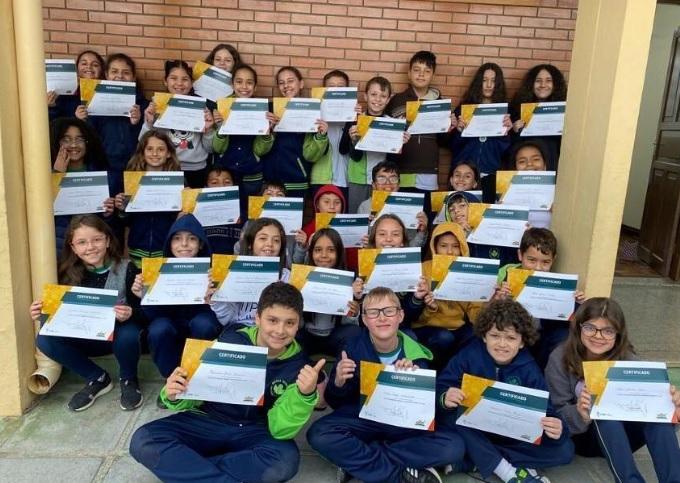 ENTREGA DE HONROSO CERTIFICADO MARCA O ENCERRAMENTO DO JUSTIÇA E CIDADANIA TAMBÉM SE APRENDEM NA ESCOLA - 2023