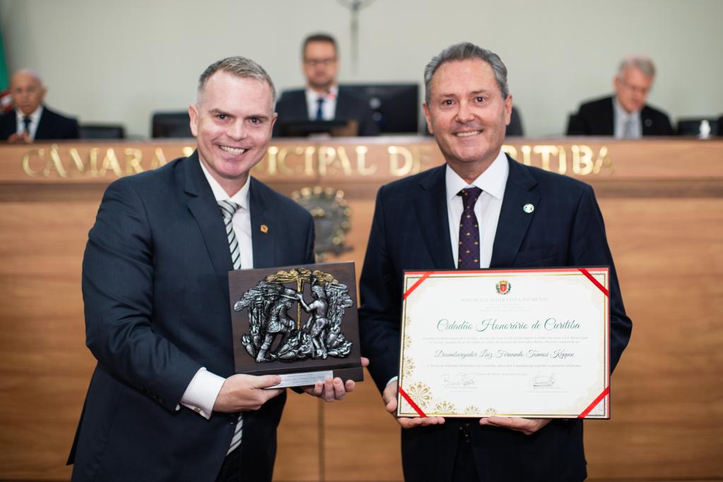 Presidente do TJPR recebe título de cidadão honorário de Curitiba