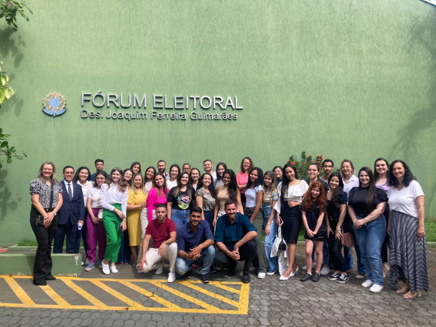 Foro Central da Comarca de Londrina recebe visita técnica de alunos de Direito