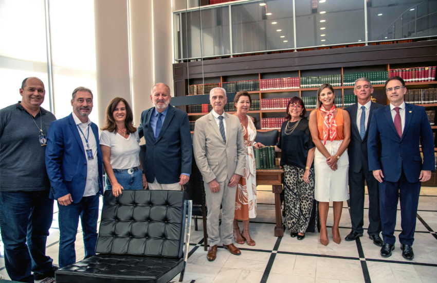 Biblioteca do TJPR recebe doação da obra “Tratado das Terras do Brasil”