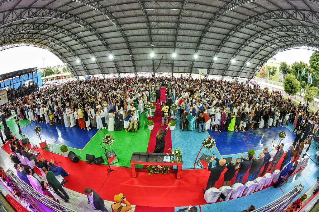 Casamento coletivo celebra união de 732 casais em Curitiba