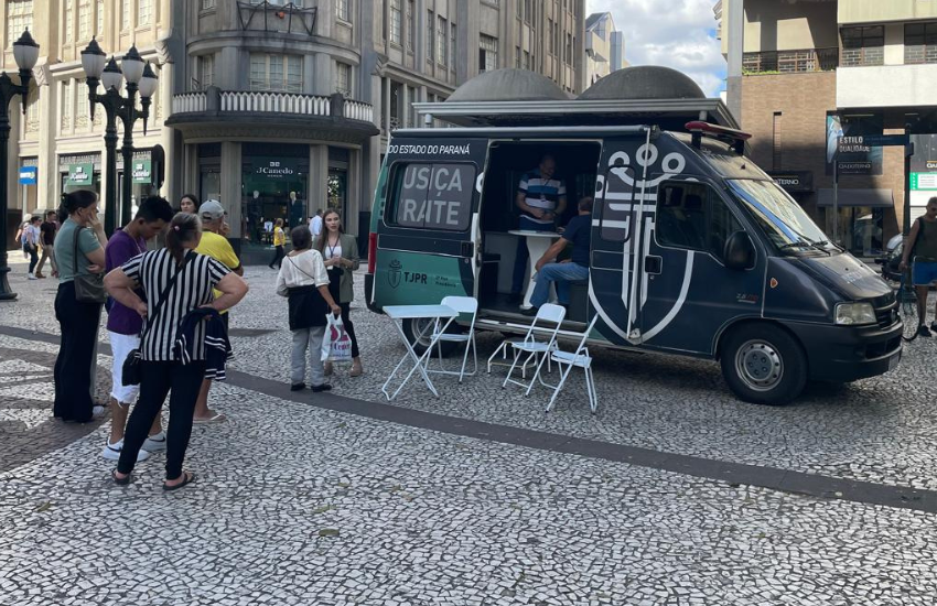 TJPR realiza Justiça Itinerante na Praça Osório, em Curitiba